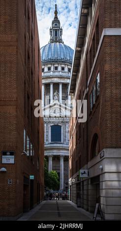 Londres, Royaume-Uni, juillet 2022, vue sur la cathédrale Saint-Paul entre deux bâtiments Banque D'Images