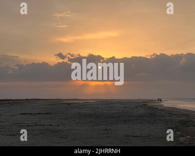 Le lever de soleil orange à couper le souffle nuages au-dessus de la côte en Caroline du Sud, États-Unis Banque D'Images