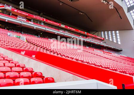 Chaises rouges dans les stands Anfield. Anfield est un stade de football à Anfield, Liverpool, Merseyside, Angleterre, qui a une capacité de 53 394 places, ma Banque D'Images