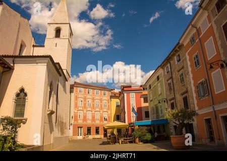 Une place dans le centre historique d'Izola sur la côte de la Slovénie. L'église de Saint Marije Alietske, également appelée Sainte Marie d'Alieto, est laissée Banque D'Images