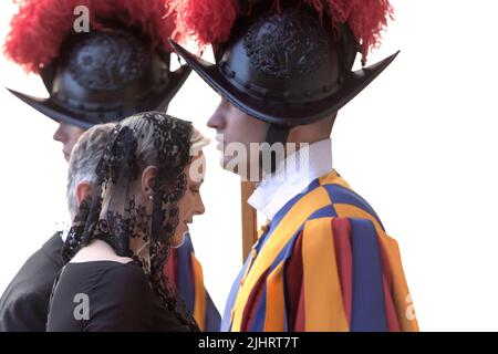 Vatican Ciy, Vatican. 20 juillet 2022. Le prince Alberto II de Monaco et sa femme la princesse Charlene de Monaco arrivent dans la cour de San Damaso pour un public privé avec le pape François. Crédit: Maria Grazia Picciarella/Alay Live News Banque D'Images