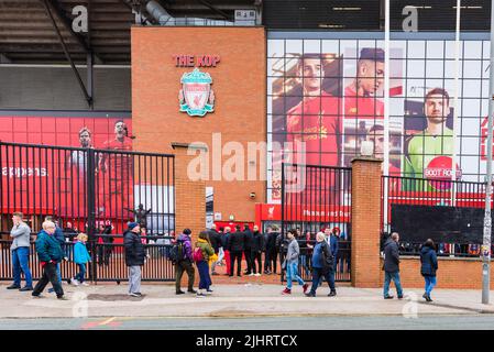 La passerelle Paisley a été érigée à l'extérieur du Kop en 1999 en hommage à l'ancien directeur Bob Paisley. Il comprend une représentation des trois coupes européennes h Banque D'Images