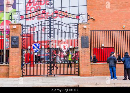 La passerelle Paisley a été érigée à l'extérieur du Kop en 1999 en hommage à l'ancien directeur Bob Paisley. Il comprend une représentation des trois coupes européennes h Banque D'Images