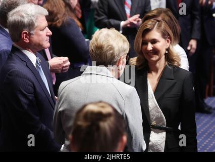 Washington, États-Unis. 20th juillet 2022. La première dame d'Ukraine Olena Zelenska (R) embrasse la Représentante démocrate Marcy Kaptur de l'Ohio (L) après avoir donné une allocution aux membres du Congrès des États-Unis, sur la colline du Capitole à Washington, DC, sur 20 juillet 2022. Photo de pool par Michael Reynolds/UPI crédit: UPI/Alay Live News Banque D'Images