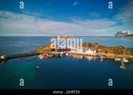 Une vue aérienne de Hamn dans l'île de Senja entourée par un océan bleu en Norvège Banque D'Images