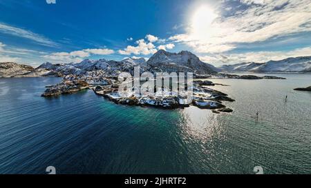 Vue aérienne de Hamn sur l'île de Senja entourée de montagnes enneigées en Norvège Banque D'Images