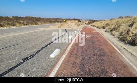 Vue sur la station balnéaire de Port Zelande et ses environs du lac et des dunes sous un ciel partiellement bleu Banque D'Images