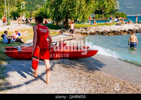 Plage de Riva del Garda sur le lac de Garde. Riva del Garda, province de Trento,Trentino, Trentin-Haut-Adige,Südtirol, Italie, Europe Banque D'Images