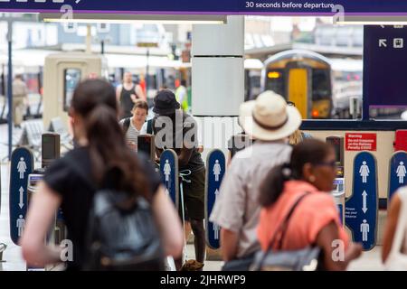 Victoria Mainline Railway Station, Londres, Angleterre, Royaume-Uni certaines parties du pays n'auront pas de services ferroviaires pendant la prochaine grève par des milliers de travailleurs ferroviaires, les passagers sont avertis. Les membres du syndicat des chemins de fer, des Maritimes et des Transports des compagnies de train de toute l'Angleterre, et de Network Rail, se démarcheront mercredi pour 24 heures 27 juillet dans la rangée amère sur les salaires, les emplois et les conditions. La grève touchera les passagers voyageant pour des vacances ou assistant à des événements tels que la demi-finale de l'Euro 2022 féminin à Milton Keynes sur 27 juillet, et la cérémonie d'ouverture des Jeux du Commonwealth à Birming Banque D'Images