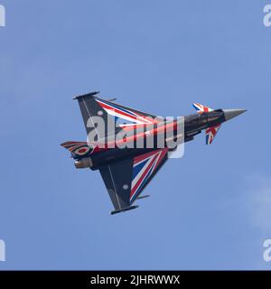 L'équipe d'exposition de la RAF 2022 Eurofighter Typhoon GR4 volant au Royal International Air Tattoo de la RAF Fairford en 2022 Banque D'Images