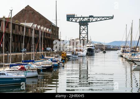 James Watt Marina, avec des yachts à quai et la grue de chantier naval en porte-à-faux au loin, Port Glasgow, Inverclyde, Écosse, Royaume-Uni Banque D'Images