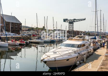 James Watt Marina, avec des yachts à quai et la grue de chantier naval en porte-à-faux au loin, Port Glasgow, Inverclyde, Écosse, Royaume-Uni Banque D'Images