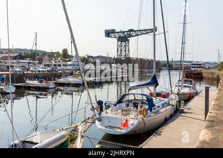 James Watt Marina, avec des yachts à quai et la grue de chantier naval en porte-à-faux au loin, Port Glasgow, Inverclyde, Écosse, Royaume-Uni Banque D'Images
