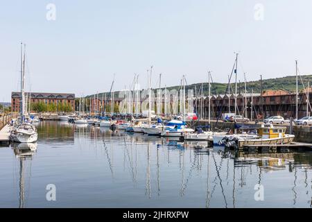 Port de plaisance James Watt, avec yachts à quai, Port Glasgow, Retrewshire, Écosse, Royaume-Uni sur le Firth de Clyde. Banque D'Images