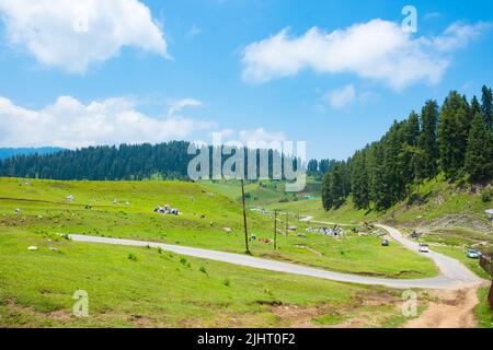 Gulmarg, connu sous le nom de Gulmarag à Kashmiri, est une ville, station de ski de colline, destination populaire de ski Banque D'Images