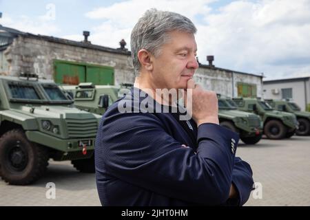 Le cinquième président de l'Ukraine Petro Porochenko inspecte les véhicules blindés DE BOUCLIER MLS de qualité italienne pour les forces armées ukrainiennes. Les véhicules blindés achetés par la Fondation Porochenko avec des volontaires sont déjà près de la frontière ukrainienne et seront bientôt à l'avant. Les 11 nouveaux véhicules blindés de la norme de l'OTAN sont à la frontière polonaise et c'est la première fois que de nouveaux véhicules blindés de combat sont vendus à des volontaires et à des bienfaiteurs, a déclaré M. Porochenko. (Photo de Mykhaylo Palinchak/SOPA Images/Sipa USA) Banque D'Images