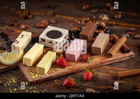 Différents goûts de fudges au chocolat faits maison sur fond de bois, encore la vie Banque D'Images