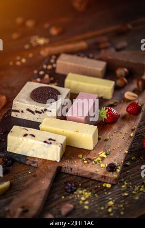 Encore une vie de différents goûts de fuges au chocolat maison sur fond de bois Banque D'Images