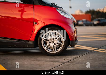 Le côté de rouge Smart fortwo de la roue dans le parking Banque D'Images