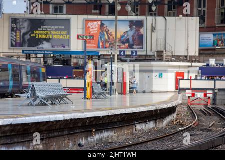 Victoria Mainline Railway Station, Londres, Angleterre, Royaume-Uni certaines parties du pays n'auront pas de services ferroviaires pendant la prochaine grève par des milliers de travailleurs ferroviaires, les passagers sont avertis. Les membres du syndicat des chemins de fer, des Maritimes et des Transports des compagnies de train de toute l'Angleterre, et de Network Rail, se démarcheront mercredi pour 24 heures 27 juillet dans la rangée amère sur les salaires, les emplois et les conditions. La grève touchera les passagers voyageant pour des vacances ou assistant à des événements tels que la demi-finale de l'Euro 2022 féminin à Milton Keynes sur 27 juillet, et la cérémonie d'ouverture des Jeux du Commonwealth à Birming Banque D'Images