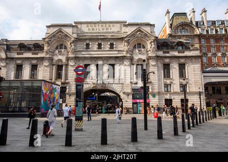 Victoria Mainline Railway Station, Londres, Angleterre, Royaume-Uni certaines parties du pays n'auront pas de services ferroviaires pendant la prochaine grève par des milliers de travailleurs ferroviaires, les passagers sont avertis. Les membres du syndicat des chemins de fer, des Maritimes et des Transports des compagnies de train de toute l'Angleterre, et de Network Rail, se démarcheront mercredi pour 24 heures 27 juillet dans la rangée amère sur les salaires, les emplois et les conditions. La grève touchera les passagers voyageant pour des vacances ou assistant à des événements tels que la demi-finale de l'Euro 2022 féminin à Milton Keynes sur 27 juillet, et la cérémonie d'ouverture des Jeux du Commonwealth à Birming Banque D'Images