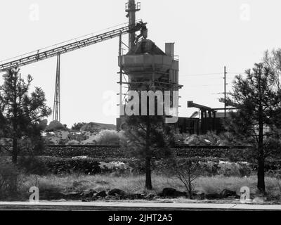 Photo en échelle de gris d'un chantier de construction dans le nord de l'Arizona, aux États-Unis Banque D'Images