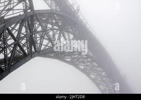 Ancien et emblématique pont en fer D Maria au-dessus de la rivière brouillard Douro, Porto, Portugal. Banque D'Images