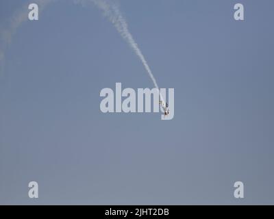 Porto, Portugal - 1 septembre 2017 : course aérienne de Porto Red Bull. Journée de formation. Avion en manœuvre serrée au-dessus de l'ancien Vila Nova de Gaia. Banque D'Images