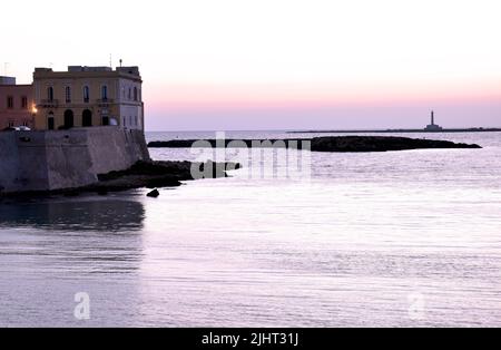 Vue sur le port de Gallipoli une ville sur la mer Ionienne dans la région des Pouilles, Italie Banque D'Images