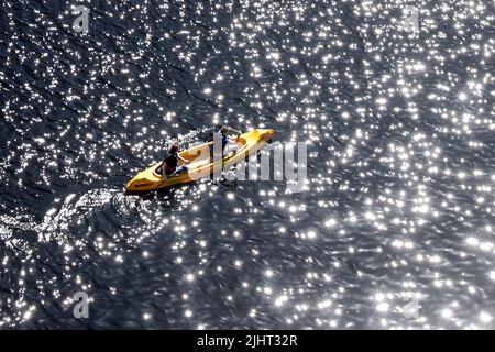 Mala Skala, République tchèque. 20th juillet 2022. Un bateau avec des pagayeurs naviguant sur le fleuve Jizera à Mala Skala (120 kilomètres au nord de Prague) avec miroir ensoleillé de la rivière Jizera en République tchèque. Les météorologues ont émis un avertissement de chaleur extrême pour tout le pays mercredi et jeudi. Les températures devraient dépasser 36 degrés Celsius mercredi. (Credit image: © Slavek Ruta/ZUMA Press Wire) Credit: ZUMA Press, Inc./Alamy Live News Banque D'Images