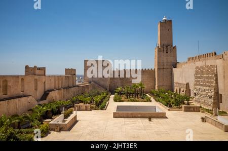 La tour du phare vue de la cour de la Sousse Kasbah en Tunisie. La Kasbah abrite maintenant le musée archéologique de Sousse, qui abrite Banque D'Images