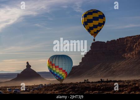 Ballons à air chaud dans la vallée des dieux, festival de montgolfières Bluff, monument national Bears Ears, Utah Banque D'Images