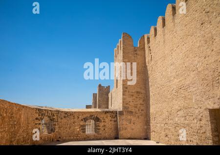 Vue sur les murs et les remparts de la Sousse Kasbah en Tunisie. L'ancienne Kasbah abrite maintenant le musée archéologique de Sousse. Banque D'Images