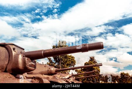 Les muzzles des chars de bataille sont dirigés vers le ciel nuageux. Utilisation d'armes lors d'une invasion militaire, d'un conflit armé. Photo de haute qualité Banque D'Images