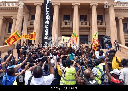 Colombo, Sri Lanka. 20th juillet 2022. Le Parlement sri-lankais élit Ranil Wickremesinghe comme nouveau président. Ranil Wickremesinghe a été élu Président exécutif de Sri Lanka en 8th par le Parlement et les manifestants antigouvernementaux ont protesté contre lui devant le secrétariat présidentiel le 20th juillet 2022 à Colombo, au Sri Lanka. Aujourd'hui, le Parlement (20 juillet) a élu le Président par intérim Ranil Wickremesinghe au poste de Président exécutif du Sri Lanka en 8th par vote majoritaire. (Photo de Ruwan Walpola/Pacific Press/Sipa USA) crédit: SIPA USA/Alay Live News Banque D'Images