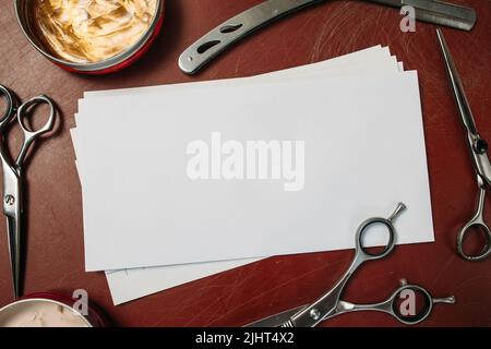 Carte vierge avec ciseaux et plan de rasage à plat Banque D'Images