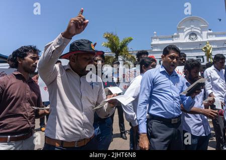 Colombo, Sri Lanka. 19th juillet 2022. Demandant la démission de l'actuel président par intérim Ranil Wickremesinghe, une manifestation organisée par les syndicats et les organisations de masse devant la gare de fort Colombo. (Photo par Isura Nimantha/Pacific Press/Sipa USA) crédit: SIPA USA/Alay Live News Banque D'Images