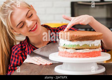 Femme fait un gâteau de biscuit. Bonbons à vendre. Banque D'Images