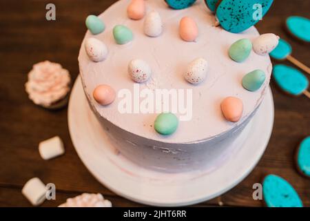 Gâteau blanc à biscuits sur table en bois Banque D'Images