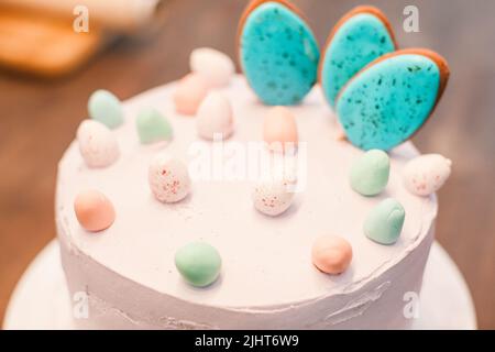 Gâteau blanc à la crème sur la table Banque D'Images