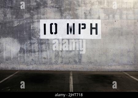 Panneau de limite de vitesse de 10 mi/h peint sur le mur du garage de stationnement Banque D'Images