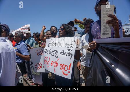 Colombo, Sri Lanka. 19th juillet 2022. Demandant la démission de l'actuel président par intérim Ranil Wickremesinghe, une manifestation organisée par les syndicats et les organisations de masse devant la gare de fort Colombo. (Photo par Isura Nimantha/Pacific Press/Sipa USA) crédit: SIPA USA/Alay Live News Banque D'Images