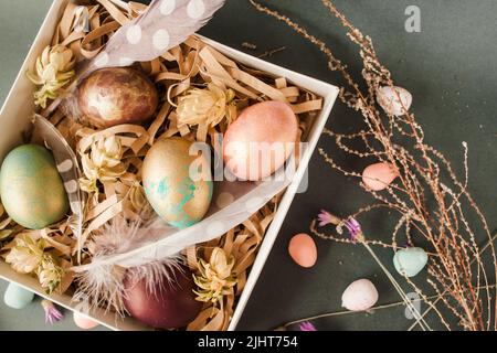 Boîte de Pâques avec œufs peints décoration faite à la main Banque D'Images