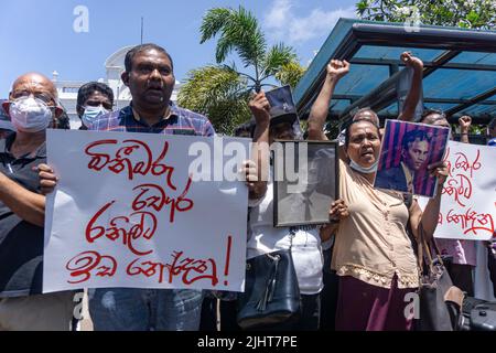 Colombo, Sri Lanka. 19th juillet 2022. Demandant la démission de l'actuel président par intérim Ranil Wickremesinghe, une manifestation organisée par les syndicats et les organisations de masse devant la gare de fort Colombo. (Photo par Isura Nimantha/Pacific Press/Sipa USA) crédit: SIPA USA/Alay Live News Banque D'Images