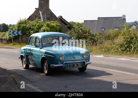 Kerlaz, France - 17 juillet 2022 : homme à la retraite naviguant dans une Renault Dauphine bleue. Banque D'Images