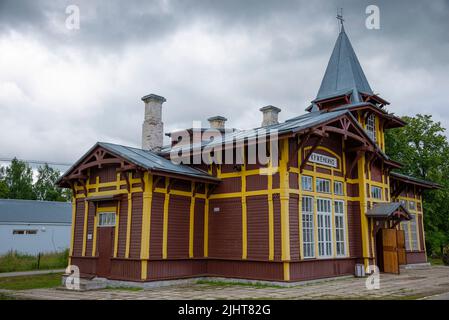 KUZHENKINO, RUSSIE - 16 JUILLET 2022 : la construction de l'ancienne gare. Kuzhenkino, région de Tver Banque D'Images