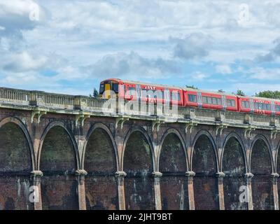 Train traversant les arches du pont de la vallée de l'Ouse en été Banque D'Images