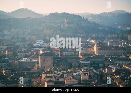 Vue panoramique sur les toits colorés de Bologne, en Italie, nichés dans les montagnes avec le soleil du matin illuminant les bâtiments Banque D'Images