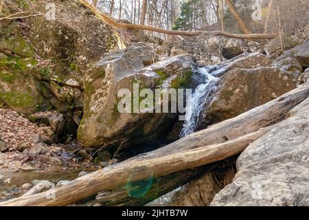 Un gros plan d'une rivière qui coule au-dessus des rochers dans le parc national de Patapsco, Baltimore, Maryland Banque D'Images