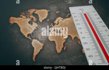 Réchauffement climatique, vague de chaleur dans le monde, thermomètre devant le monde cartographique, vague de chaleur dans le monde, danger de chaleur extrême dans le monde, 3D travaux et 3D images Banque D'Images